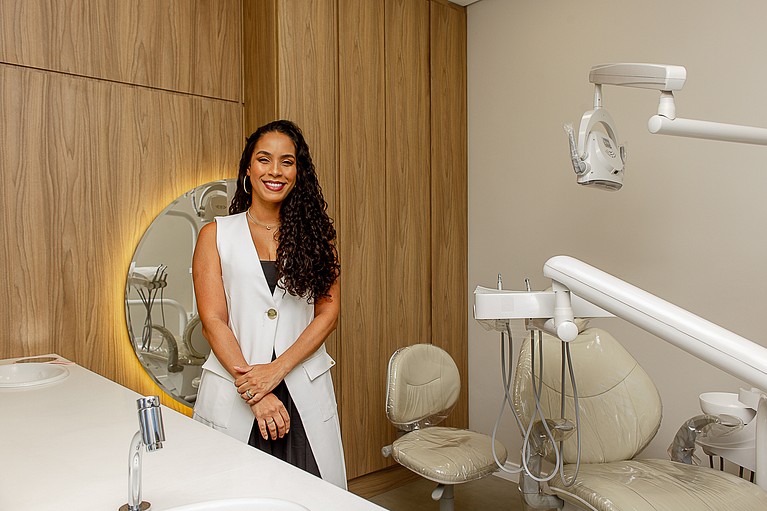 Paciente com sorriso branco após clareamento dental em Lorena